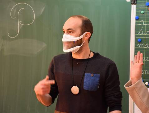Masque inclusif porté par un professeur des écoles