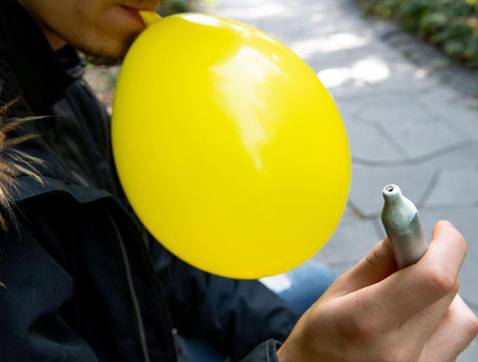 gaz hilarant dans ballon de baudruche