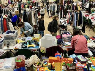 Le vide-dressing à Carrières-sur-Seine, le 16 mars 2024.