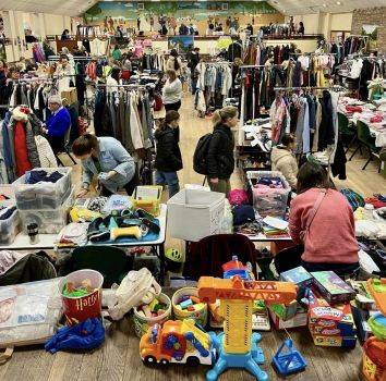 Le vide-dressing à Carrières-sur-Seine, le 16 mars 2024.