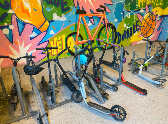 Vélos et trottinettes