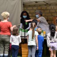 Le comité des fêtes offre l'apéritif aux participants