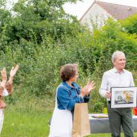 Remise d'une photo encadrée à un gagnant 