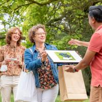 Remise d'une photo encadrée à un gagnant