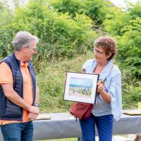 Remise d'une photo encadrée à un gagnant