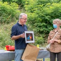 Remise d'une photo encadrée à un gagnant