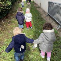 Relais Petite Enfance : Activité jardinage - désherbage en mars 2023