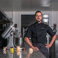 Portrait professionnel - Artisan pâtissier dans son laboratoire