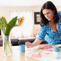 Lucie en train de réfléchir aux matériaux