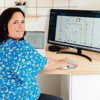 Lucie en train de travailler sur l'ordinateur