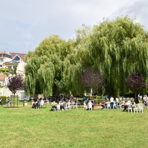 Pique-nique champêtre dans le Parc de la mairie