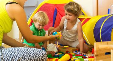 adulte joue avec enfants