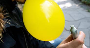 gaz hilarant dans ballon de baudruche